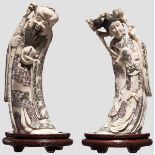Geschnitzte Elfenbein-Figuren des Gottes Sau und einer Hofdame, Japan um 1900 Beide Figuren fein