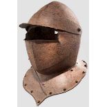 Kürassierhelm, deutsch/Italien um 1620 Zweiteilig gearbeitete, leicht gegratete Kalotte. Beweglicher