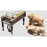 Silbernes Piano und aus Elfenbein geschnitzter Bär, um 1900 Silbernes Pianoforte mit farbigen,