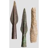 Zwei bronzene Lanzenspitzen und Flintdolchfragment, Ende 3. Jtsd. v. - 10. Jhdt. v. Chr. Zwei