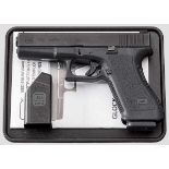 Glock Mod. 17 C, in Box Kal. 9 mm Luger, Nr. CEE048. Nummerngleich. Blanker Lauf, Länge 114 mm. 18-