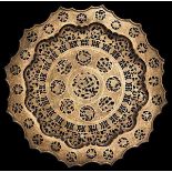 Großes Ziertablett aus Messing, China, 19. Jhdt. Große, durchbrochen gearbeitete Platte, der
