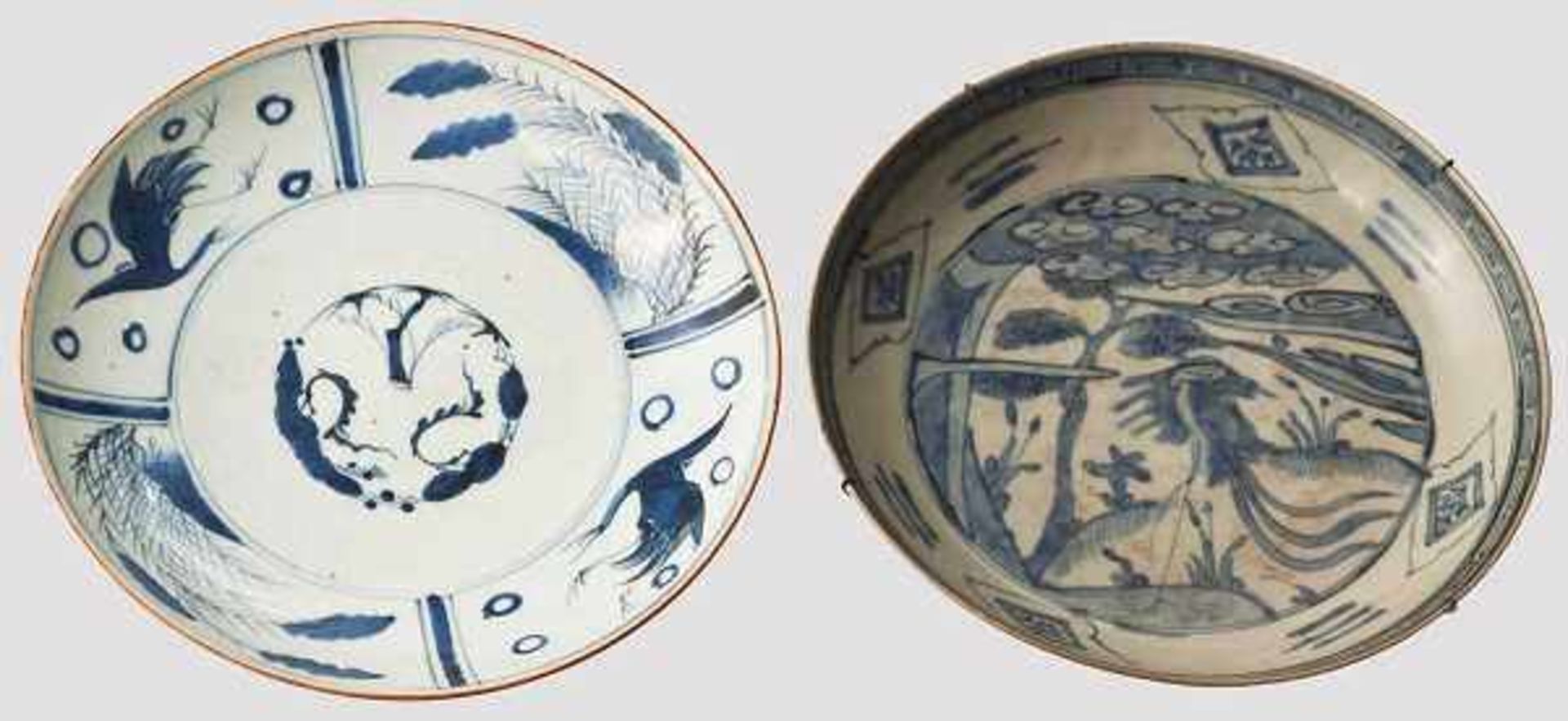 Zwei blau-weiße Teller, China und Japan, 18./19. Jhdt. Unterschiedliche flache Schalen aus leicht