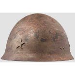 Stahlhelm aus dem 2. Weltkrieg Braun lackierte Stahlglocke, schauseitig aufgelegter fünfstrahliger