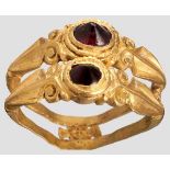 Goldener Doppelring mit Granatcabochons, römisch, 3. Jhdt. Doppelring mit schmalen Ringbändern in