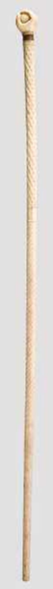 Gehstock aus Walbein, 19. Jhdt. Beschnitzter Elfenbeinknauf in Form einer Hand, die eine Kugel