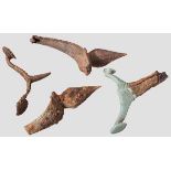 Vier spätkeltische Sporen, 1. Jhdt. v. Chr. Ein Sporn mit breitem, bronzenem Bügel, auf der