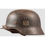 Stahlhelm M 35 mit einem Abzeichen Lackierung zu 60 % und Adleremblem zu 70 % erhalten,