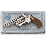 Smith & Wesson Mod. 36, "The .38 Chief's Special", vernickelt, im Karton Kal. .38 S & W Spl., Nr.