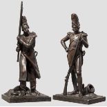 Zwei Bronzefiguren Grenadiere zu Fuß im Russlandfeldzug 1812 Dunkel patinierte Bronzen, ein