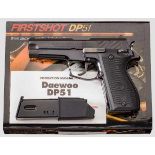 Daewoo Mod. DP 51, in Box mit Umkarton Kal. 9 mm Luger, Nr. 03048. Blanker, hartverchromter Lauf,