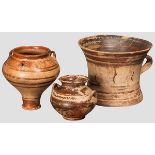 Drei mykenische Gefäße, 13. - 11. Jhdt. v. Chr. Drei mykenische Gefäße aus beige-grundiger Keramik