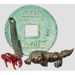 Vier antikisierende chinesische Objekte, Pferd, Wächterlöwe, Münzgeld Bronzene Figur eines