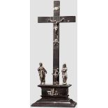 Kleines Ebenholz-Kruzifix, Augsburg, 17. Jhdt. Einfaches Kreuz aus Ebenholz auf gestuftem, hölzernem