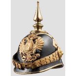 Helm für Angehörige einer Garde um 1900 Korpus aus Filz mit schwarzer Lackoberfäche, vergoldete