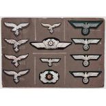 Mustertafel eines Effektenherstellers Brustadler und Mützenabzeichen von Heer und Luftwaffe in