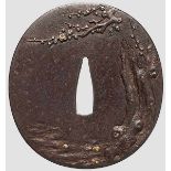 Tsuba, Japan um 1790 Eiserne Nademarugata Tsuba mit Dekor aus einem plastisch gearbeiteten