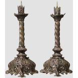 Ein Paar große Bronzeleuchter, Historismus im romanischen Stil um 1880 Mehrteilig gegossene,