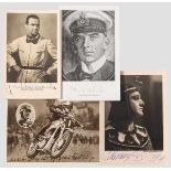 Drei Autographen Rudolf Caracciola in Rennfahrermontur, eigenhändige Tintenunterschrift mit vollem