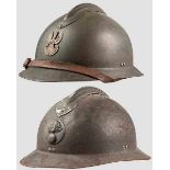 Zwei Adrian-Helme vor 1945 Feldgrau lackierte Metallglocke, stirnseitig aufgelegt der polnische
