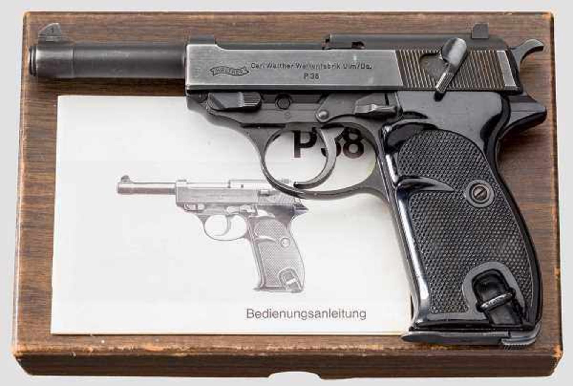 Walther P 38, im Karton Kal. 9 mm Luger, Nr. 471742. Blanker Lauf. Achtschüssig. Dt. Beschuss.