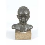 Anonymer Bildhauer um 1930, Portraitbüste eines Jungen, patinierte Bronze über Marmorsockel,