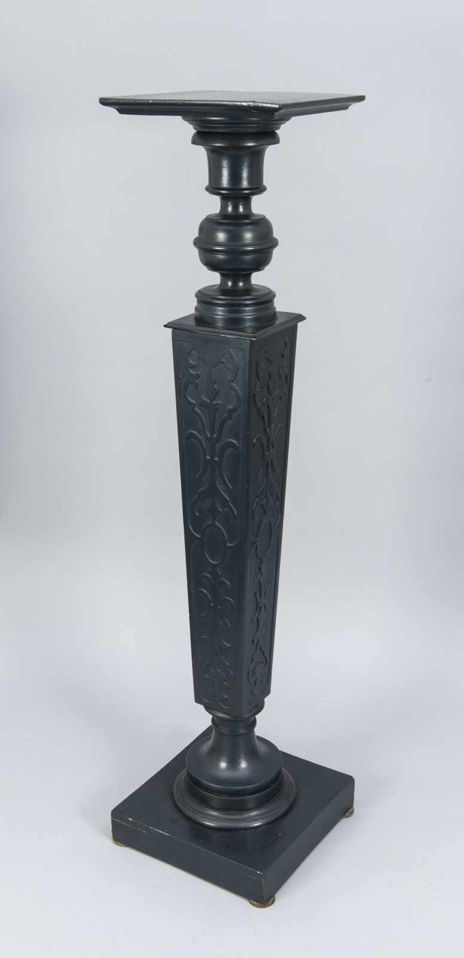 Gründerzeitpostament Ende 19. Jh., Holz gedrechselt und geschnitzt, dunkelblau gefasst, H. 115 cm
