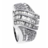 Brillant-Ring WG 750/000 mit 55 Diamant-Baguettes, zus. 1,40 ct und 28 Brillanten, zus. 0,28 ct W/