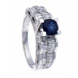 Saphir-Brillant-Ring WG 750/000 mit einem rund fac. Saphir 0,84 ct in sehr guter Farbe, 54 Diamant-