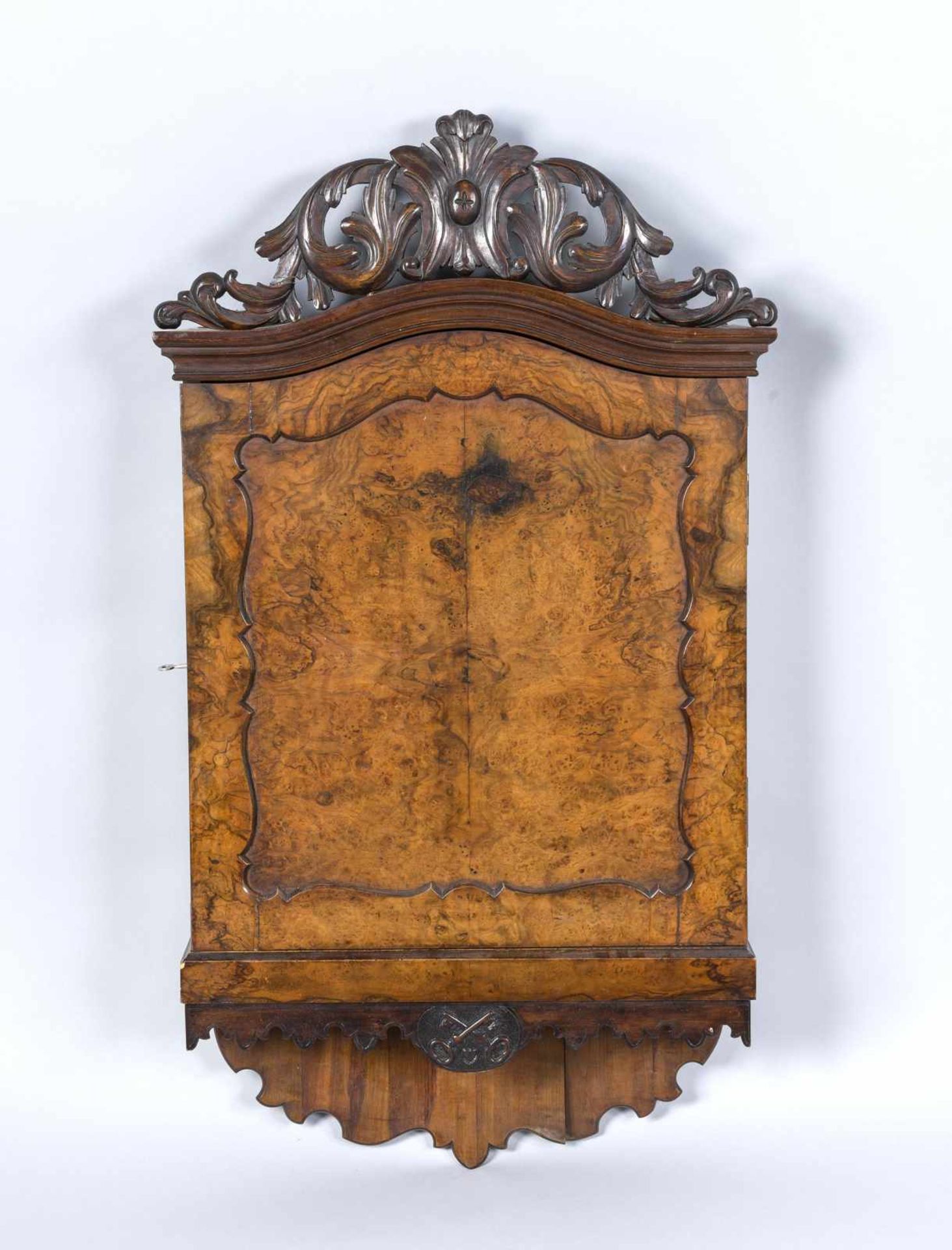 Interessanter Schlüsselschrank, Louis-Philippe um 1860, Wurzelnussbaumholz furniert, 1-türiger