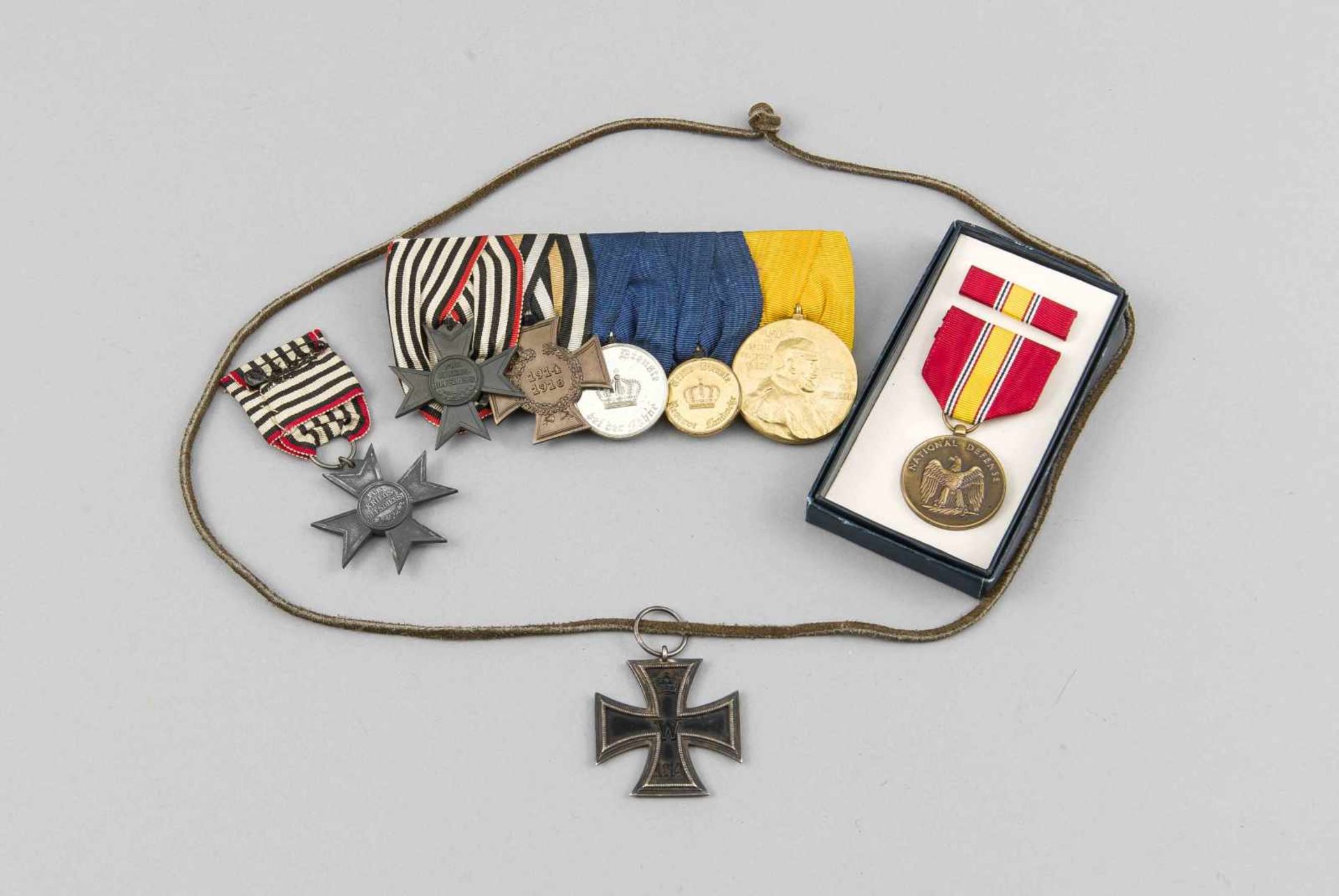 Konvolut Orden, 1. WK., Ordensspange mit 5 Ehrenzeichen, EK, Verdienstkreuz für Kriegshilfe und