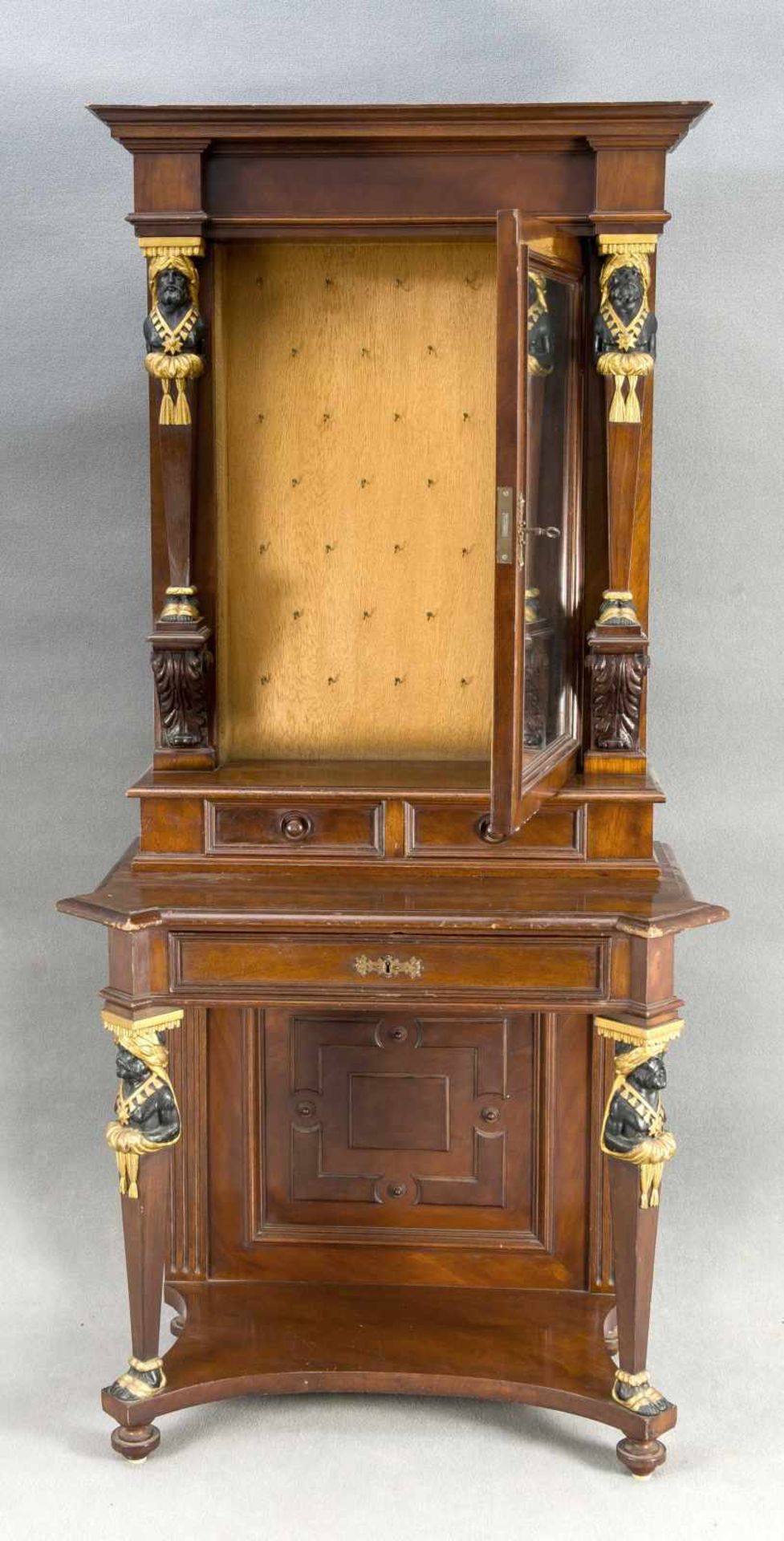 Dekorative Gründerzeit-Konsole mit Spiegeltür, um 1880, Mahagoni furniert/massiv, auf hohen Beinen - Bild 2 aus 2