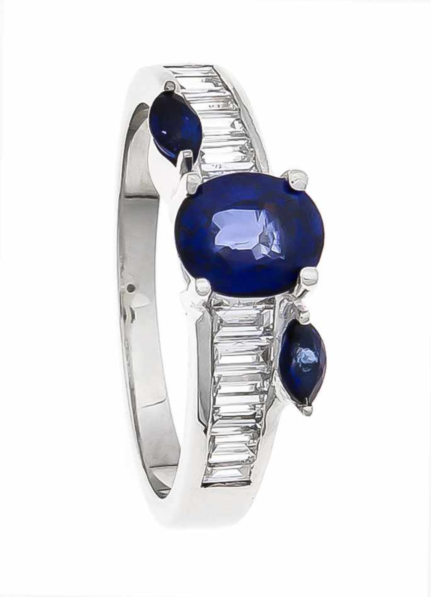 Saphir-Brillant-Ring WG 750/000 mit einem oval fac. Saphir 6,5 x 5 mm in excellenter Farbe, 2 fac.