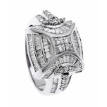 Brillant-Ring WG 750/000 mit 116 Diamant-Baguettes, zus. 1,24 ct und 22 Brillanten, zus. 0,31 ct W/