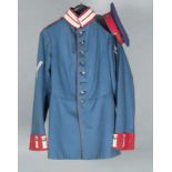 Preussische Uniformjacke mit Schirmmütze, Blau in Rot und Weiß abgesetzt, Kragenknöpfe mit