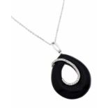 Onyx-Brillant-Anhänger WG 750/000 mit einem Onyx-Element L. 27 mm und 33 Brillanten, zus. 0,15 ct