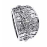 Brillant-Ring WG 750/000 mit einem Diamant-Navette 0,14 ct, 86 Diamant-Baguettes, zus. 1,34 ct und