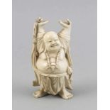 Chinesische Elfenbeinfigur um 1900, lachender Buddha mit erhobenen Armen, vollplastisch