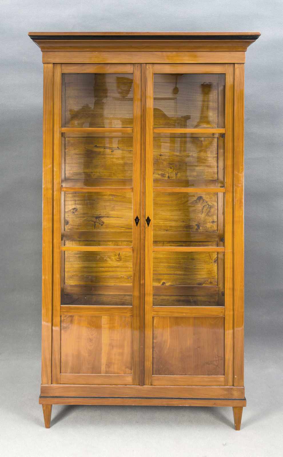 Vitrinenschrank im Biedermeier-Stil, Mitte 20. Jh., Kirschbaumholz massiv/furniert, 2-türiger