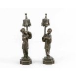 Zwei chinesische Kleinplastiken des 19. Jh., zwei Laternenträger, patinierte Bronze auf getreppten