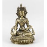 Buddhastatuette, reich geschmückte, sitzende Figur auf dreiseitigem Lotossockel mit dem Gestus der