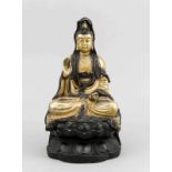 Buddhastatuette des 19. Jh., über gestaffeltem Lotossockel sitzende Figur mit Abhaya Mudra Gestus,