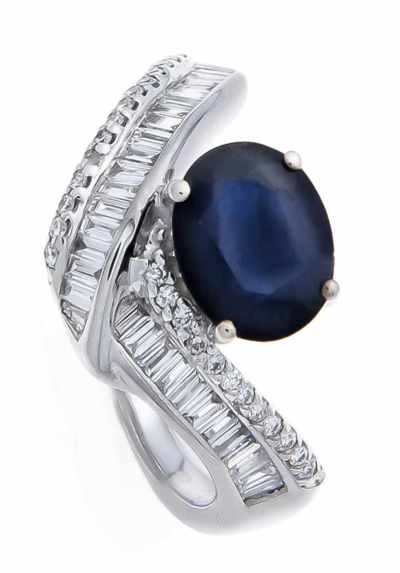 Saphir-Brillant-Ring WG 750/000 mit einem oval fac. Saphir 1,93 ct in guter Farbe, 32 Diamant-
