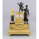 Empire-Figurenpendule um 1800, vergoldetes Bronzegehäuse zeittypisch appliziert und dekoriert,