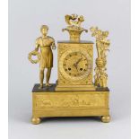 Figürliche Empire-Pendule, Frankreich um 1800, feuervergoldetes Bronzegehäuse mit der vollpastischen