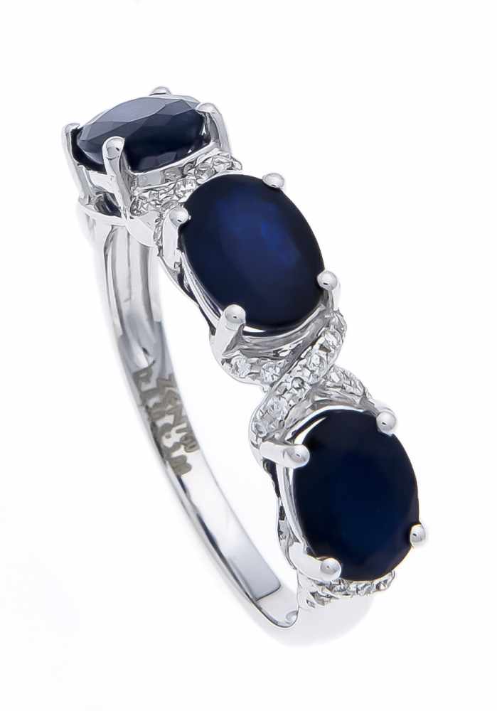 Saphir-Brillant-Ring WG 750/000 mit 3 oval fac. Saphiren, zus. 3,00 ct in guter Farbe und 34