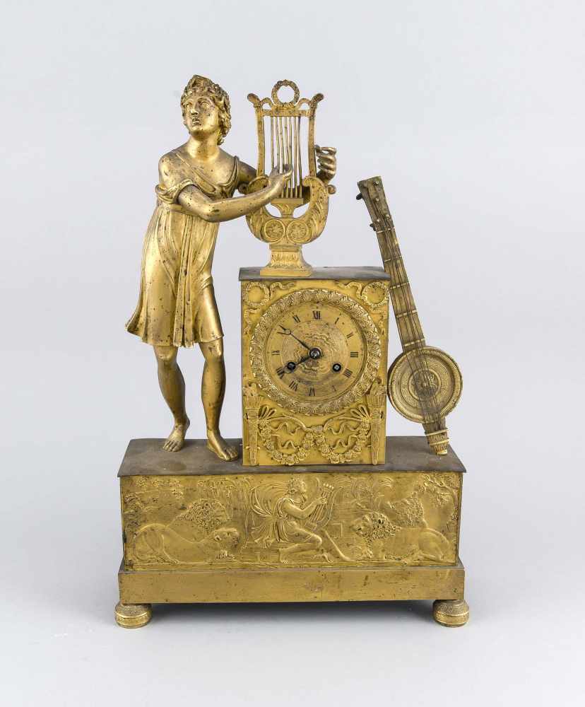 Empire-Figurenpendule, um 1800, feuervergoldetes Bronzegehäuse, schauseitig reliefierte