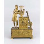 Empire-Figurenpendule, um 1800, feuervergoldetes Bronzegehäuse, schauseitig reliefierte