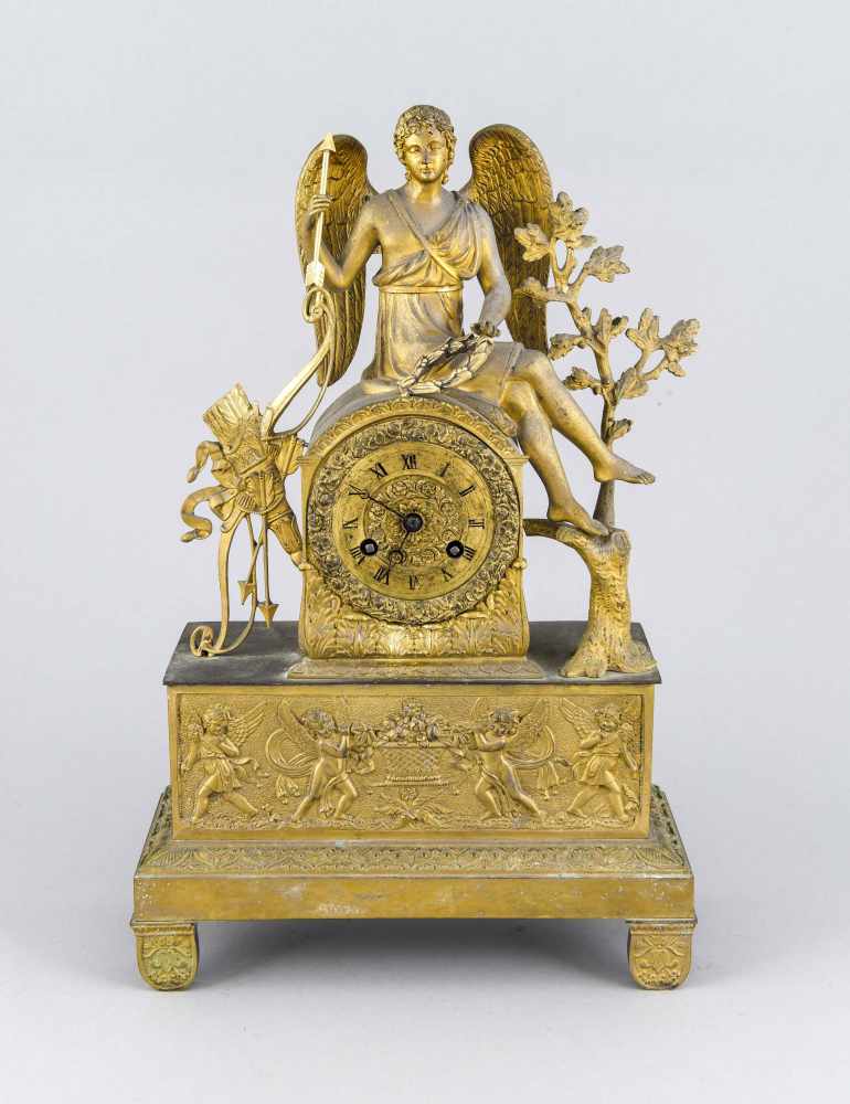 Figürliche Empire-Pendule, um 1800, reliefiertes und feuervergoldetes Bronzegehäuse, schauseitig