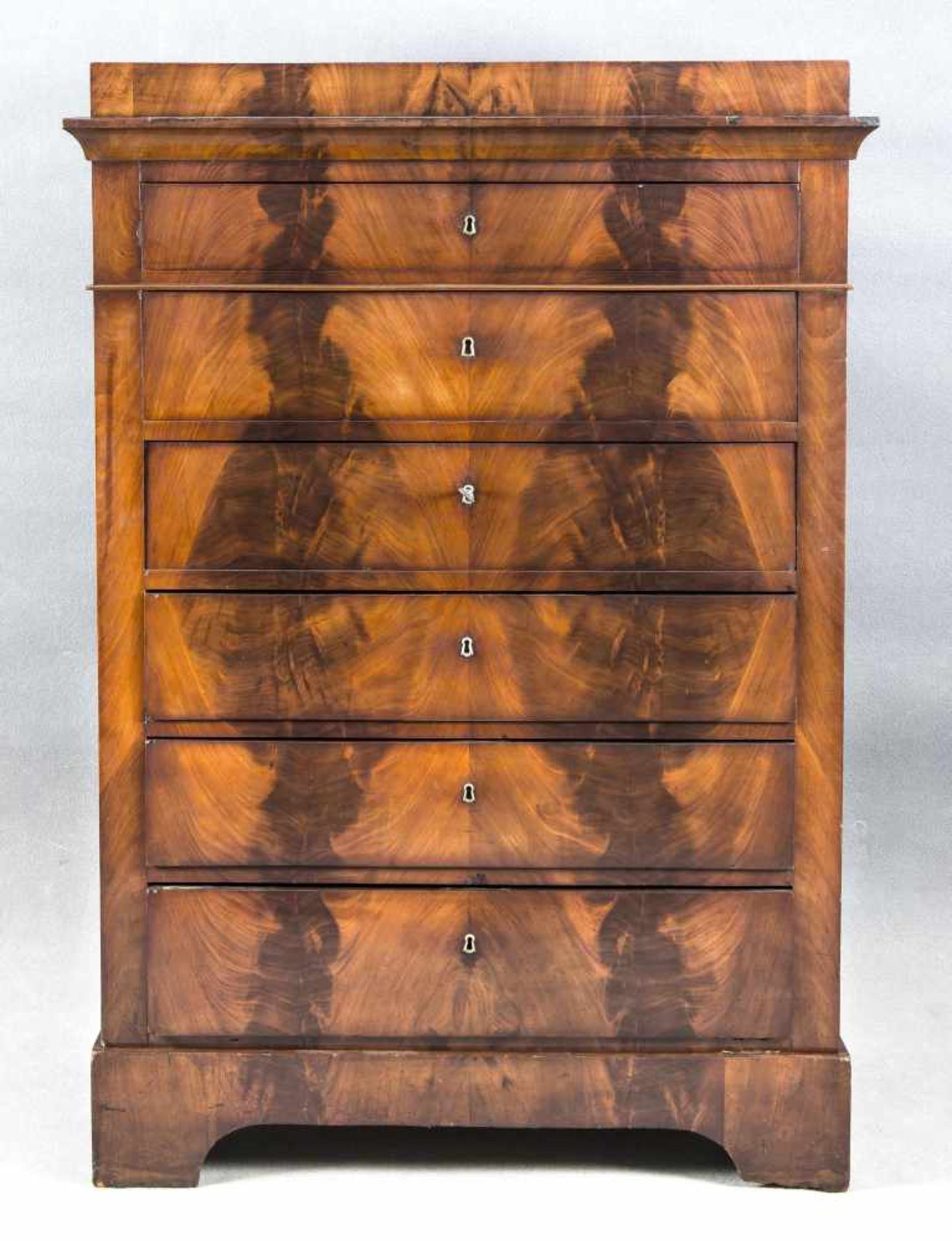 Biedermeier-Chiffoniere, Anf. 19. Jh., Mahagoni furniert, gerader Aufsatz auf Sockel mit 6